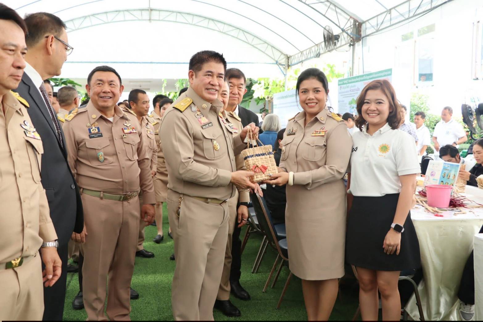 title - รัฐมนตรีว่าการกระทรวงเกษตรและสหกรณ์ พร้อมด้วยคณะผู้บริหาร ส.ป.ก. เข้าเยี่ยมชมโซนกิจกรรมฝึกอาชีพ Workshop งานศิลปหัตถกรรม (ศพส.) กิจกรรมจัดขึ้นภายใต้งาน วันคล้ายวันสถาปนาครบรอบ 51 ปี ส.ป.ก. ณ สำนักงานการปฏิรูปที่ดินเพื่อเกษตรกรรม